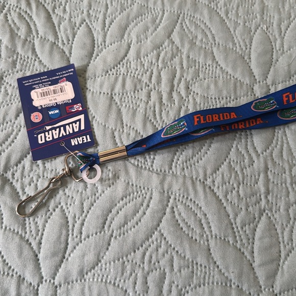 Adidas Florida Gator T-shirt & Lanyard - Picture 9 of 9